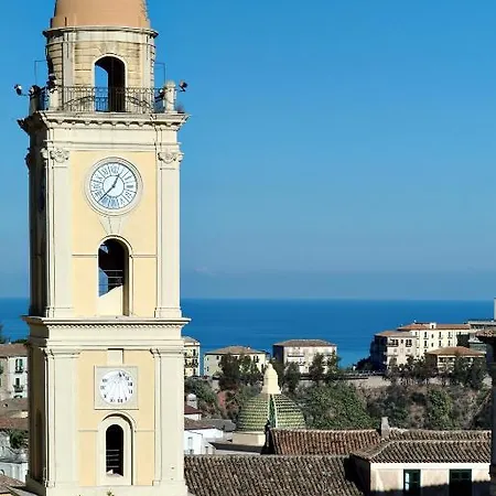 Il Falco E Il Gabbiano קוריליאנו קלאברו